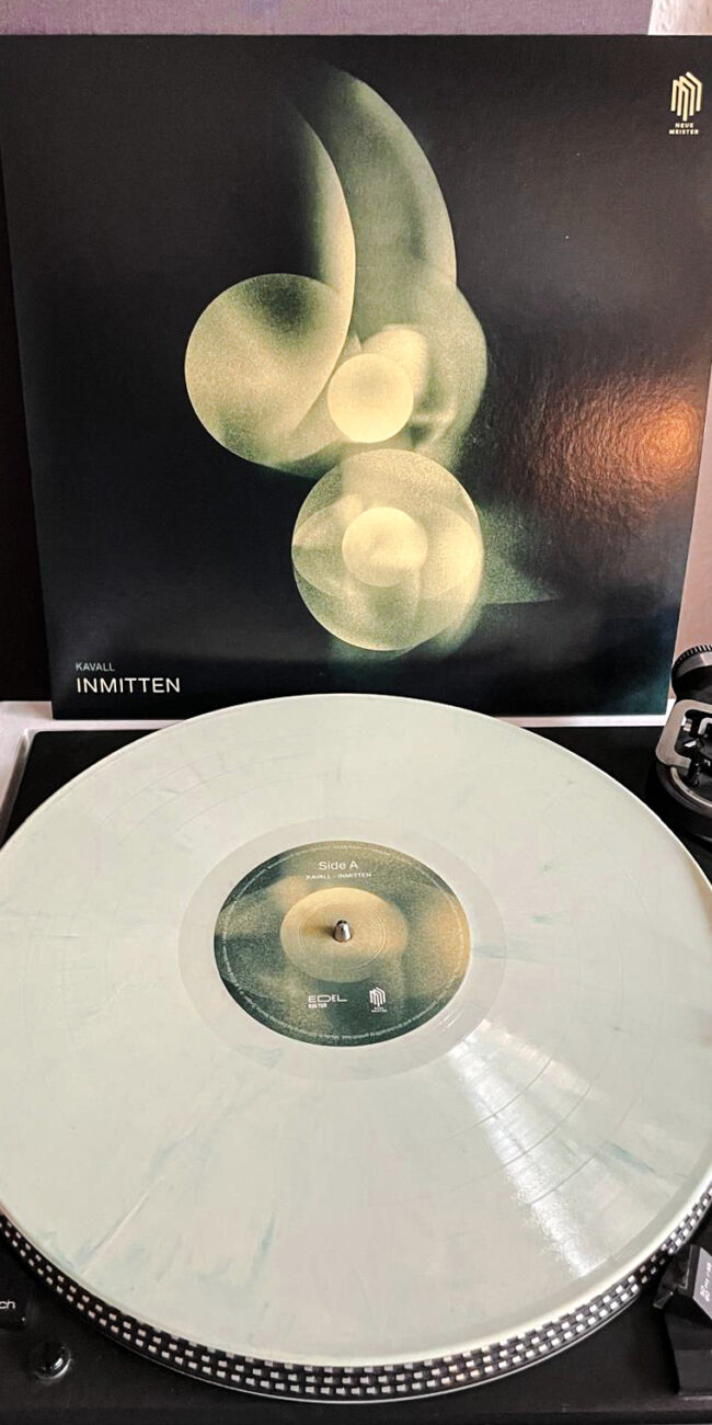 Vinyl sleeve design for KAVALL's album release Inmitten by Yvonne Hartmann